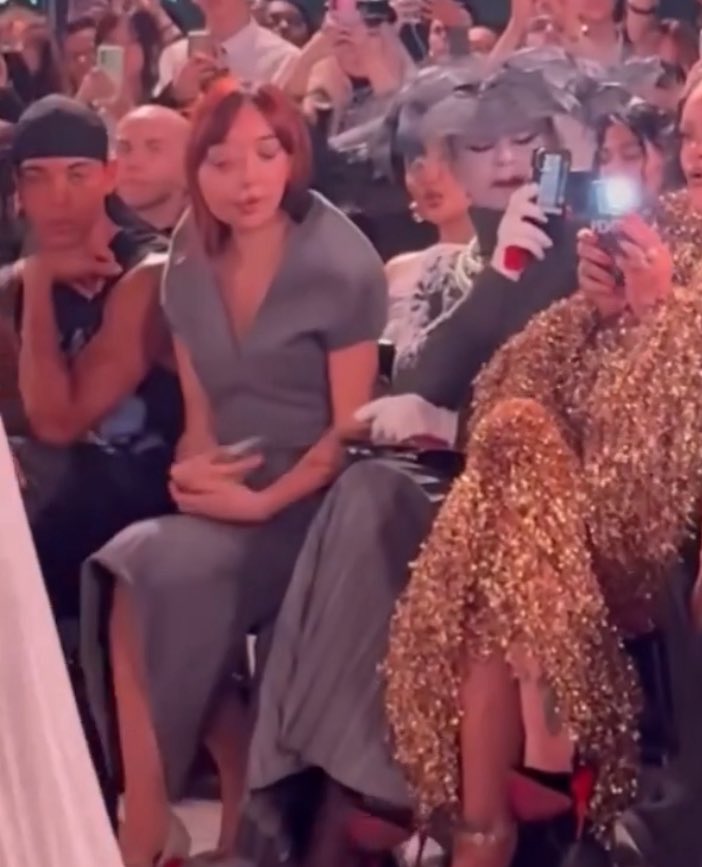 ASpiritualAwake's tweet photo. @imjerrynotkevin Oh they really have some interesting looking folks surrounding her. https://t.co/Ww5OukEcfE