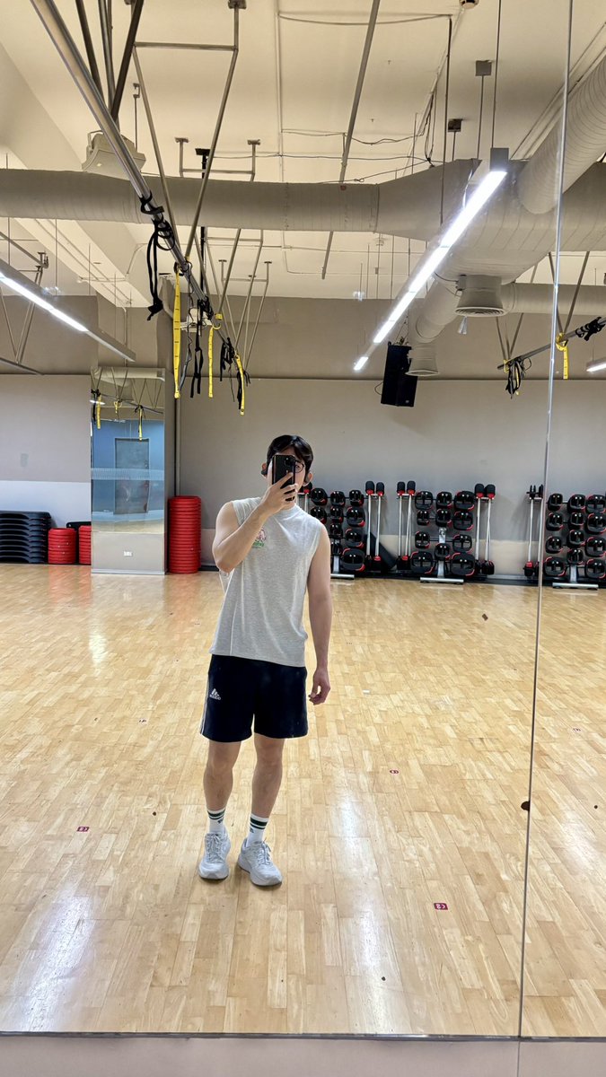 mine_mine_melo's tweet photo. 🌤️🥸👈 https://t.co/EAtht4vyRF