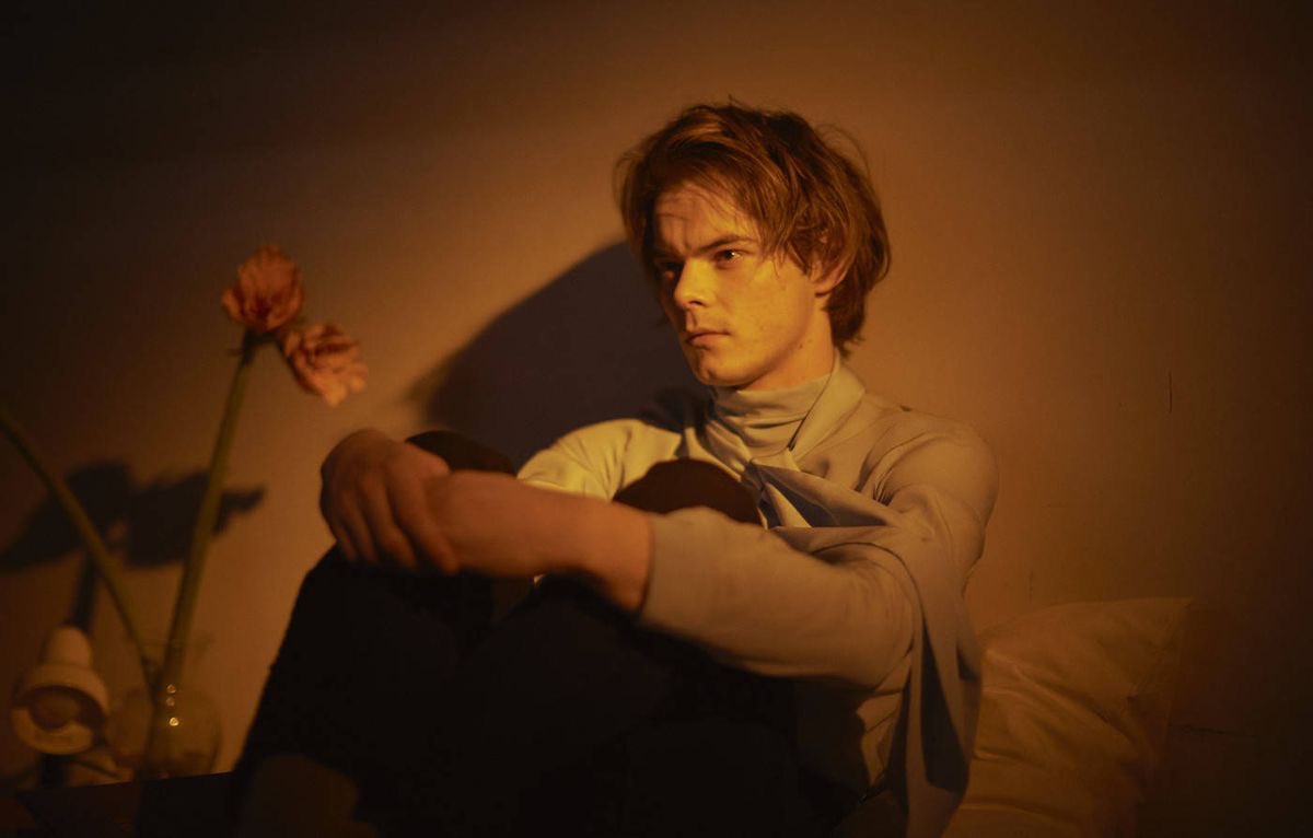 lolasstuff's tweet photo. charlie heaton’s gucci campaign from 2017 was so beautiful, i think about it very often https://t.co/l9xJToKqg2