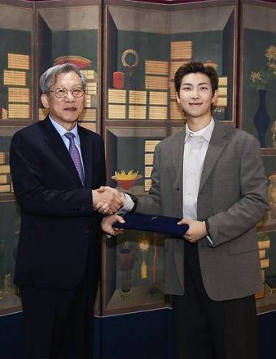 kookyun's tweet photo. Namjoon donated 100 million won to the museum museum of Korea !!

"The National Museum of Korea announced that RM donated 100 million won yesterday (the 29th) through the National Museum of Korea Association, a sponsoring organization of the museum.

RM's sponsorship funds will be used by the National Museum of Korea Foundation to purchase or donate museum collections."

RM said, "I am happy to be able to sponsor the museum as a global ambassador for the National Museum of Korea," adding, "I will continue to work together to promote the museum and our culture."