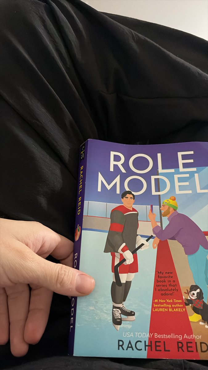 v_miret's tweet photo. Preciso que façam um capítulo especial na segunda temporada de Heated Rivalry sobre esse livro aqui! Não consigo parar de ler. https://t.co/LhPtfycKPH