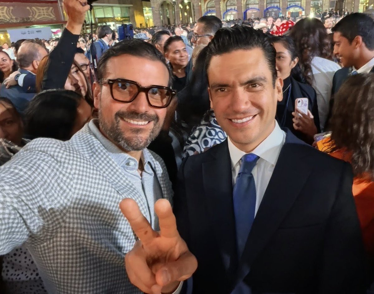 davidnovoatosca's tweet photo. Un gusto acompañar a @EF_Galindo en su #5InformeSLP y ser testigos de #LaGrandezaDeSanLuis.
Porque los gobiernos de @AccionNacional son gobiernos que saben gobernar: cercanos a la gente y a sus necesidades, abiertos a escuchar y, sobre todo, comprometidos con dar resultados.
Felicidades por estos resultados y por seguir trabajando por las familias de #SanLuisPotosí. 🇲🇽💙
#DavidNovoa