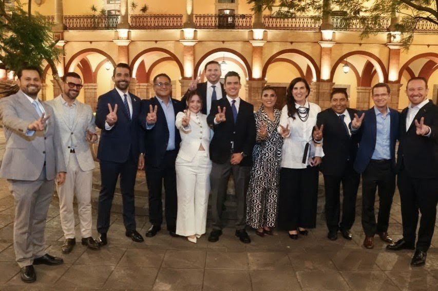 davidnovoatosca's tweet photo. Un gusto acompañar a @EF_Galindo en su #5InformeSLP y ser testigos de #LaGrandezaDeSanLuis.
Porque los gobiernos de @AccionNacional son gobiernos que saben gobernar: cercanos a la gente y a sus necesidades, abiertos a escuchar y, sobre todo, comprometidos con dar resultados.
Felicidades por estos resultados y por seguir trabajando por las familias de #SanLuisPotosí. 🇲🇽💙
#DavidNovoa