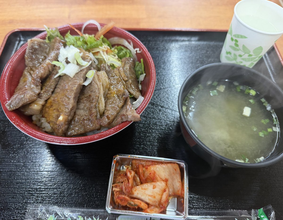 ain0000000's tweet photo. 薩摩牛のステーキ丼🥩
980円でかなりお得で旨し🉐
肉の卸屋さんらしく店で買った肉をそのまま焼肉して食べれるみたい https://t.co/r448XPqDmB