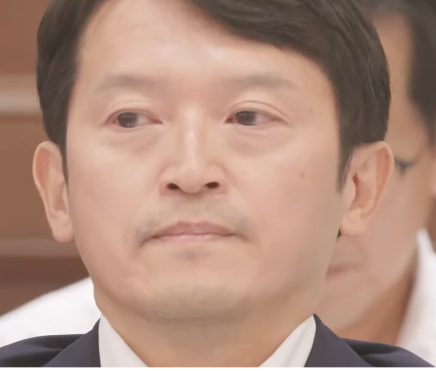 misoranokinone's tweet photo. ２０２６年９月３０日
兵庫県議会
共産党久保田さんの文書問題の質問に
いつものテンプレで答える斎藤元彦が自席に帰ろうとするときに
難波さんに
違う！！　人殺し斎藤元彦～～と言われ
自席で自己愛憤怒の表情を浮かべ
鼻をこすり鼻で息をして
息を鎮めようとする斎藤元彦 https://t.co/2kZprUu2ti