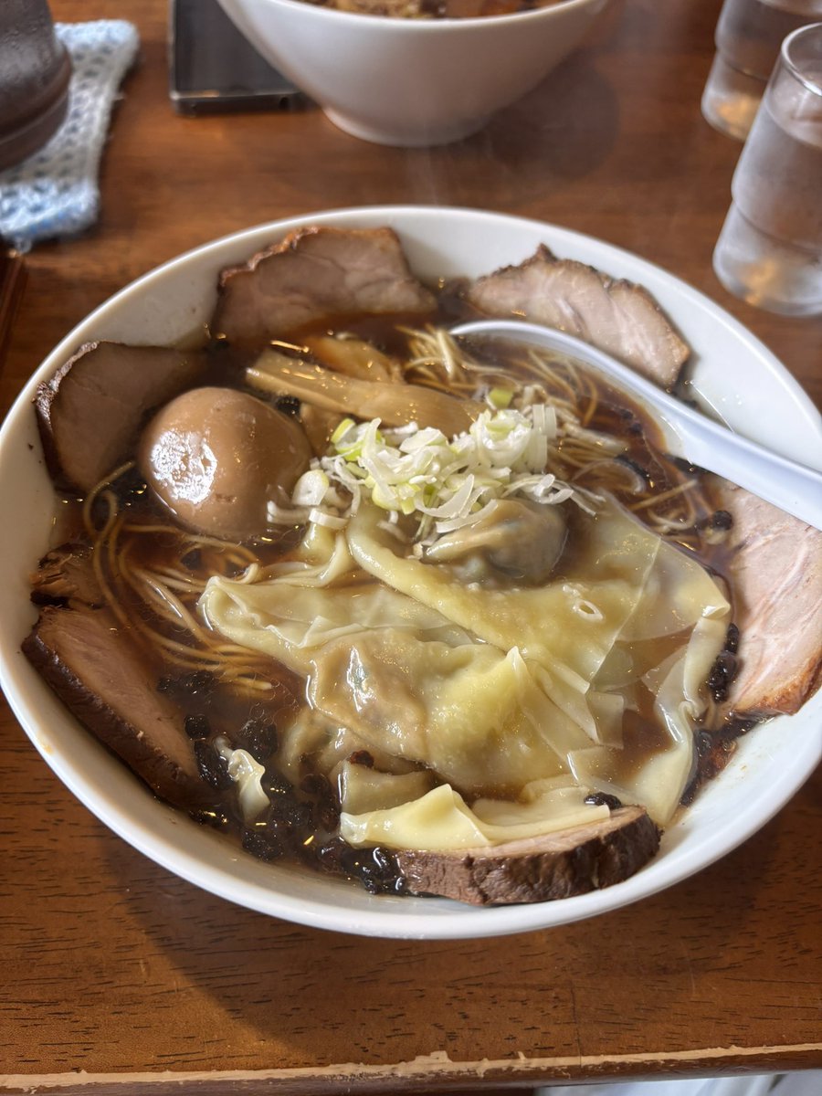 shige373720's tweet photo. 今日のラーメン🍜2026.198杯目
やくみや@静岡県/沼津市

焦がしねぎ濃口醤油  細麺
ちゃーしゅーわんたんめん  大盛
TP  味玉

沼津家いっぱいで
流れ流れてこちらに訪問🚗³₃
懐かしい優しい味だねん✨
ご馳走様でした😋

#ラーメン
#やくみや
#沼津市 https://t.co/uBOa1cRj0Q
