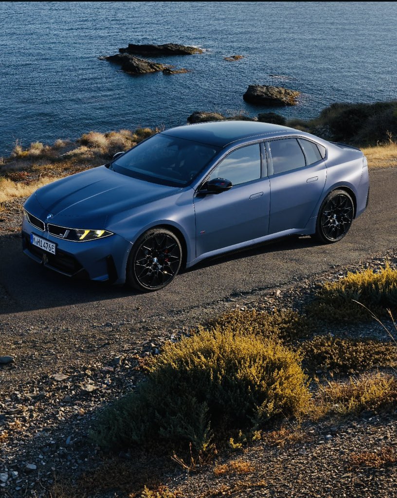 issterzi's tweet photo. Yeni BMW 3 Serisi. 

Çalışma hayatıma başladığımda F30 satıştaydı, zaman çabuk geçiyor. https://t.co/Bq0Pgo4ek3