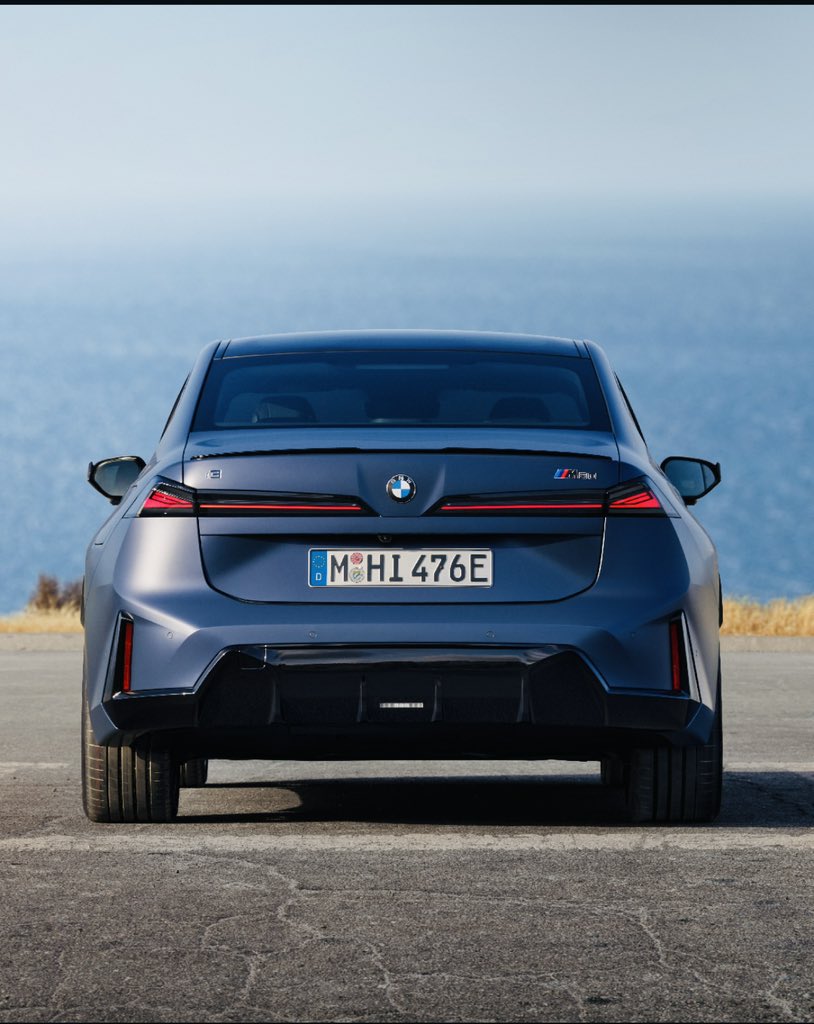 issterzi's tweet photo. Yeni BMW 3 Serisi. 

Çalışma hayatıma başladığımda F30 satıştaydı, zaman çabuk geçiyor. https://t.co/Bq0Pgo4ek3