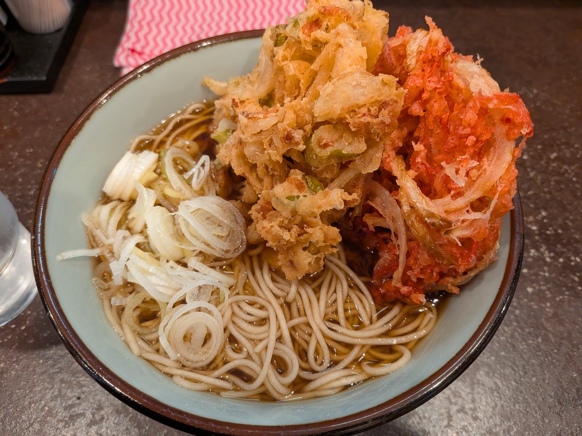 Bomber_Kojima's tweet photo. 芝居本番二日目の昼はやっぱり……

文殊@両国駅前店
かき揚げそば＋紅生姜天

会社員で混み合う店内
隙間を縫うように着席
今日のネタはどちらもサックサクで食べ応え抜群！ 本番も気合いが入ります

美味しゅうございました😋

 #立ち食いそば  #路麺  #文殊  #両国  #紅生姜天 https://t.co/Pi8kfnq1dO