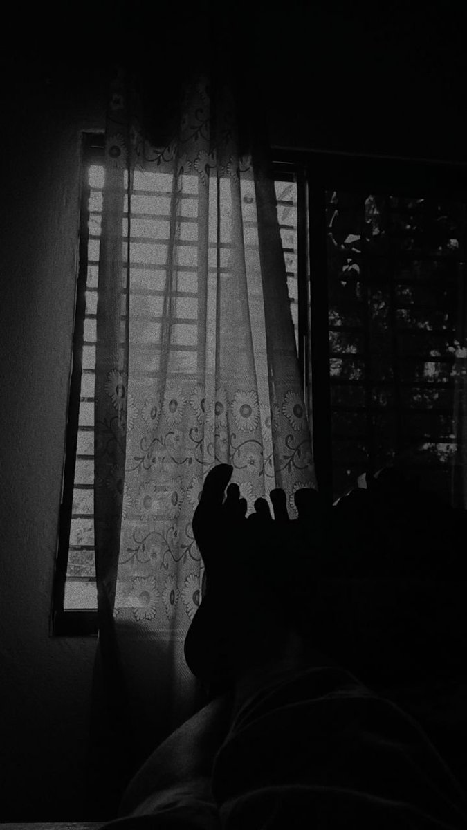 krystale2df's tweet photo. Raining, still in bed, and missing that feeling of being held. Soft cuddles on a lazy morning like this would hit different.. https://t.co/JSFJ4nrcDM