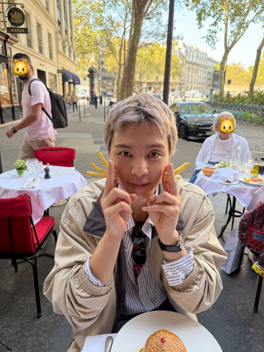 blibear's tweet photo. บอกละว่าทีมนางเก่ง เจนซีมากก อะไรเป็นกระแสทำหมด อินเทรนด์อะ ชั้นก็พึ่งรู้ว่าถ่ายรูปกับเฟร้นฟรายอันนี้มันคือเทรนด์ mckitty แล้วแคปชั่นจอห์นก็ใส่อิโมจิแมวมาด้วย น่าร้ากกก😂🐱 https://t.co/RnKNd1vFBo