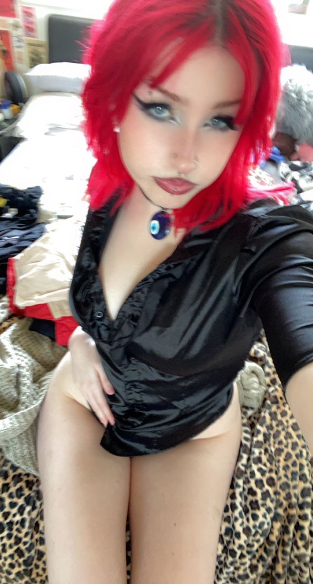 dumb4ladyval's tweet photo. Which top do you guys like more? https://t.co/LLNZV7OouE