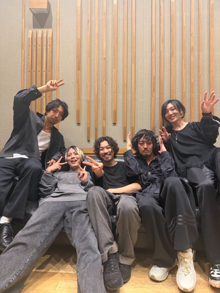 U2game_Sawagi's tweet photo. 昨日は #DUSTCELL 配信ライブでベース弾きました。
アーカイブ皆見てね。

https://t.co/THH4is9htj

輪になって演奏するとメンバーの表情や動きが見れていつもと違う楽しさがあるしエマはんの歌う姿がエネルギー溢れてて気合い貰いました。

チームDUSTCELL ぴあアリーナに向けて高まって来てます。 https://t.co/uaVWDkibyE