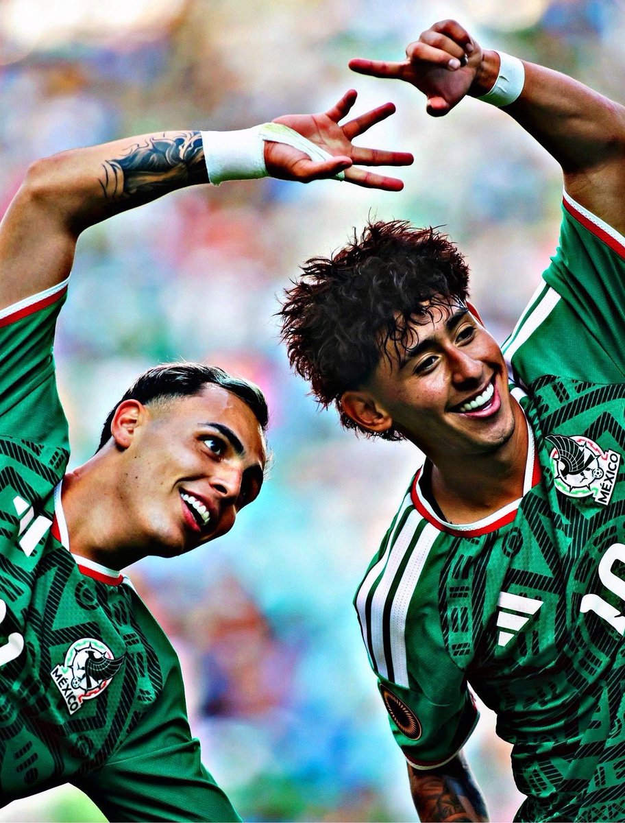 AllFutbolMX's tweet photo. Bring these two demons on for the second half. 

Do it, Rafa. 🔥 https://t.co/s58PdBLBkj