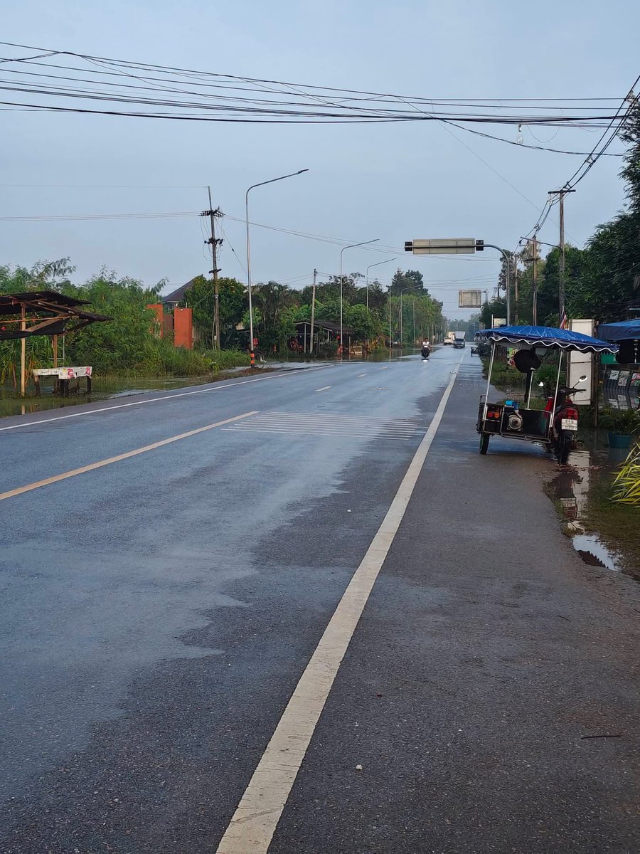kaewsterrr's tweet photo. อัพเดท บ้านเราที่ระยอง วันนี้น้ำลดลงไปเยอะมาก เห็นถนนแล้ว หลายวันมานี้ห่วงแม่มากเพราะน้ำขึ้นเยอะหลายวัน ตอนนี้น้ำลดลงแล้ว ดีใจ สถานีต่อไปคงต้องทำความสะอาดกันต่อ 🥹🥹 https://t.co/hKeB1yUSTH