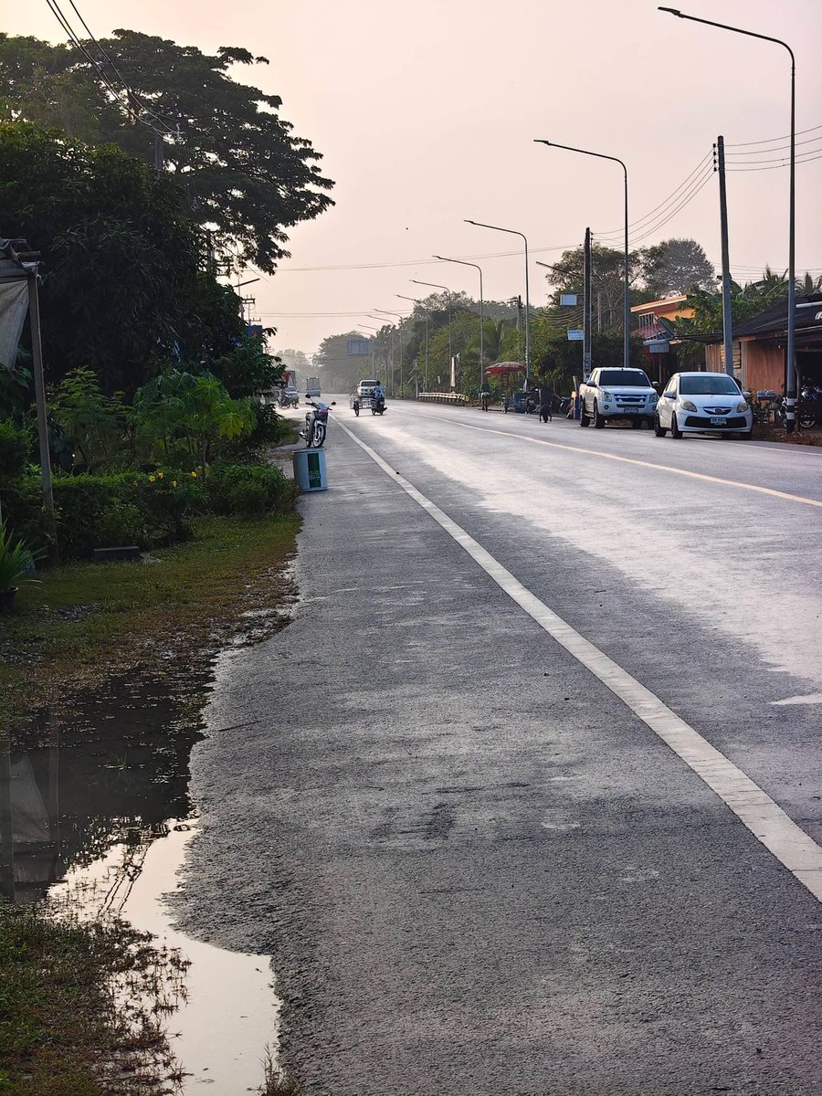 kaewsterrr's tweet photo. อัพเดท บ้านเราที่ระยอง วันนี้น้ำลดลงไปเยอะมาก เห็นถนนแล้ว หลายวันมานี้ห่วงแม่มากเพราะน้ำขึ้นเยอะหลายวัน ตอนนี้น้ำลดลงแล้ว ดีใจ สถานีต่อไปคงต้องทำความสะอาดกันต่อ 🥹🥹 https://t.co/hKeB1yUSTH