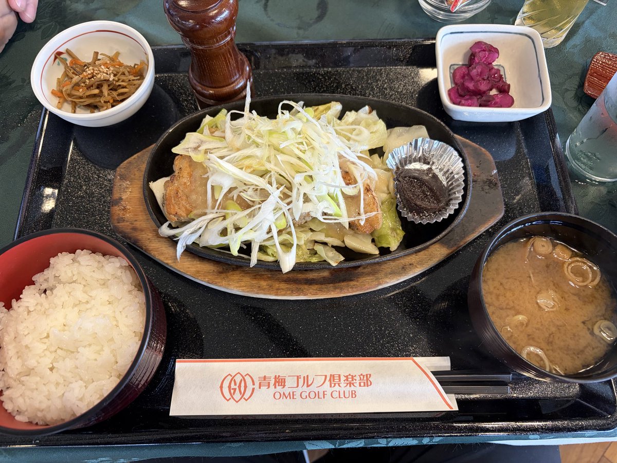 chi_bebe_chi's tweet photo. 驚くごとに8年ぶりのゴルフコースです。
練習しても全く当たらなかったので散歩のついでに球を打つくらいの気持ちが吉。
まぁ先月もやってよーが8年やってなかろーがスコアはそんなに大差ないでしょう…。
目標はずばり
『怪我しないで終える』
です。
ゴルフバックが加水分解してぼろぼろ。
かなし。 https://t.co/1IeaEG2rJR