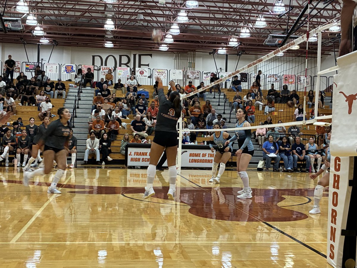 HaggertyAstin's tweet photo. Good night for @DHSVB2016 & competitive play from @SRVball . Congrats to HC Dawn Sexton on her 500th career win! #OurPasadenaISD @Athletics_PISD https://t.co/kQkyQ15jxU