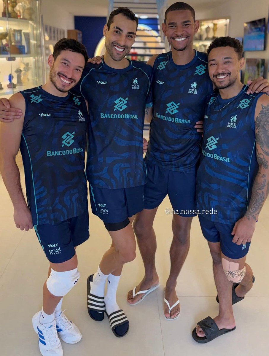 ranzitos_'s tweet photo. "half of the brazilian national team" https://t.co/ZQ0mrN1Mlh