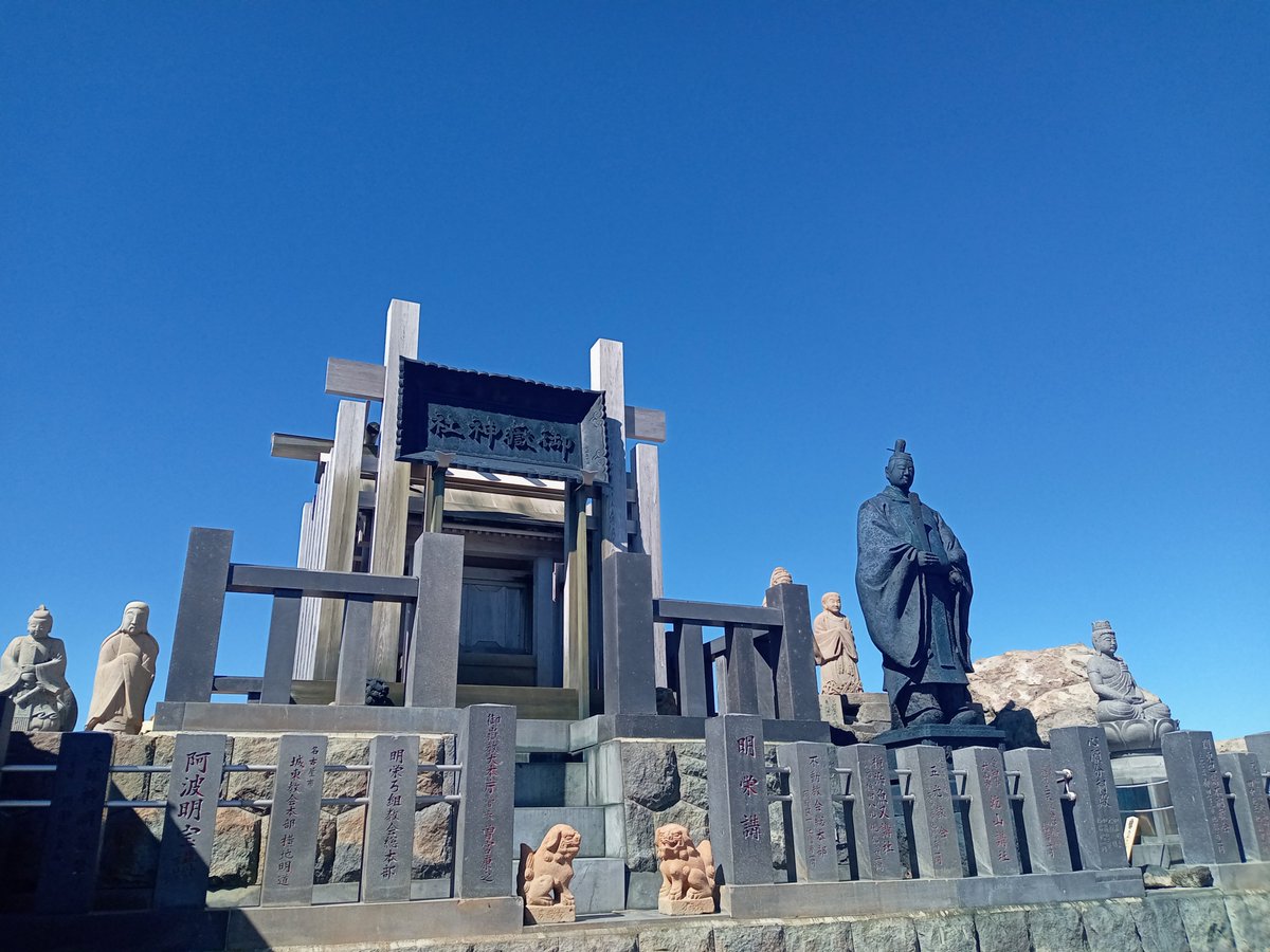 otokogifu's tweet photo. 神社参拝しに来た https://t.co/zfbGVTSjqS