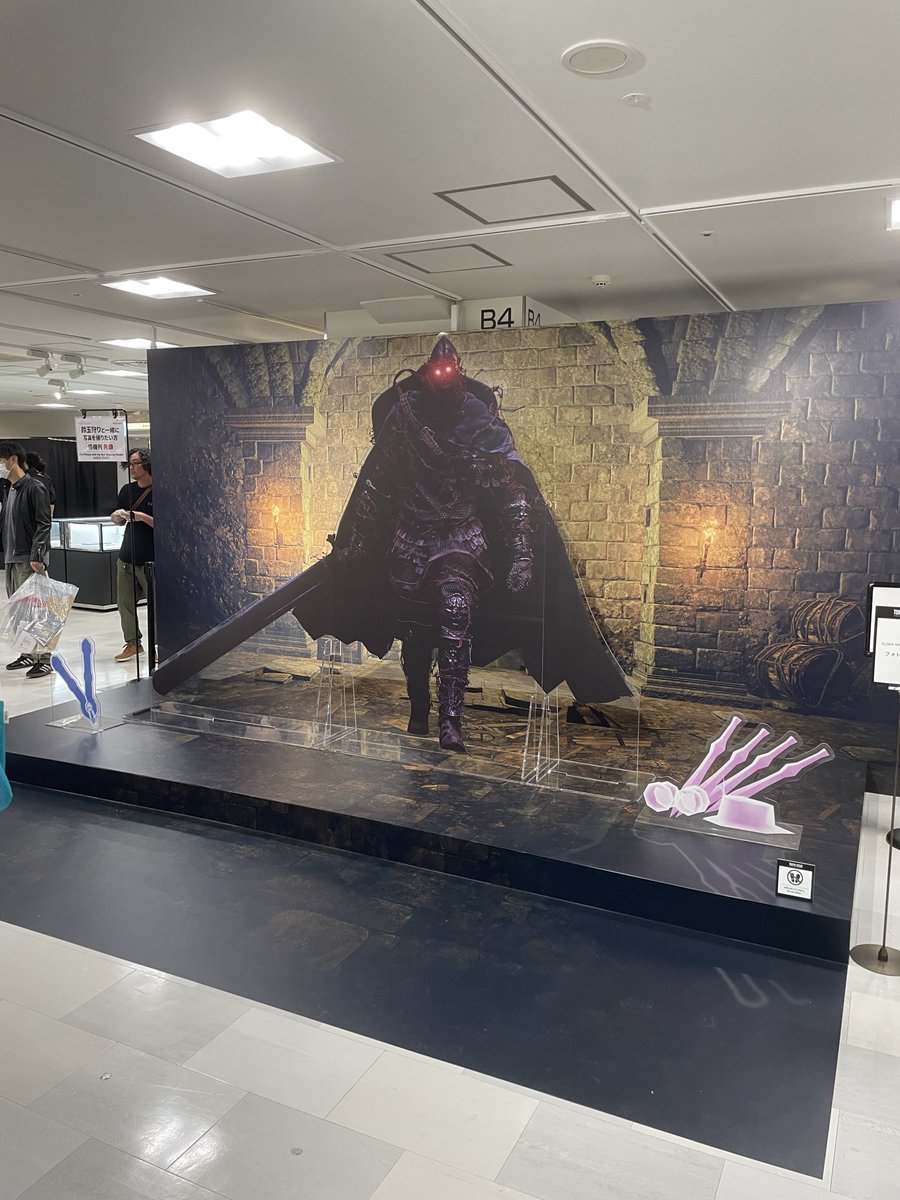 iroiro_tukaoun's tweet photo. 新宿伊勢丹のナイトレインストア
等身大鈴玉狩りとツーショット撮れるサービスあって笑った
デカすぎる
#NIGHTREIGN
#エルデンリング
#ナイトレイン https://t.co/15BlfVg4JF