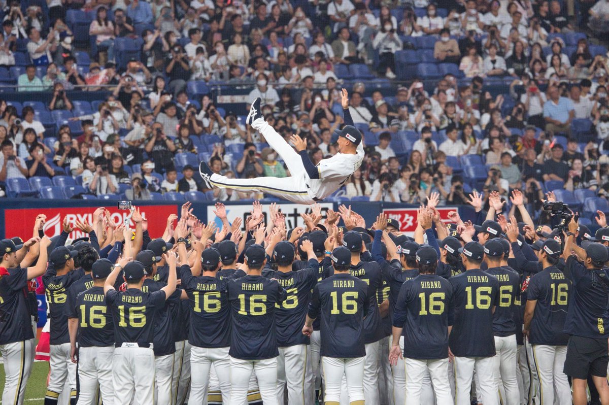 KSU_p_r's tweet photo. 本学卒業生、オリックス・バファローズ 平野佳寿投手の引退セレモニーに京産大関係者が参加しました💐

🔗https://t.co/68DcSTOSBe

関西六大学野球リーグでの通算勝利・奪三振記録はいまなお不滅。日米で守護神として輝き続けた「ラストワーニング」の勇姿を見届けることができ、胸がいっぱいになりました。

そしてセレモニー後には、学生・教職員の熱いメッセージが入った寄せ書きフラッグをお渡しすることができました🚩

平野投手、改めて21年間、本当にお疲れ様でした！次のステップもチーム京産大で応援しています💪

#京都産業大学 #平野佳寿 #オリックスバファローズ