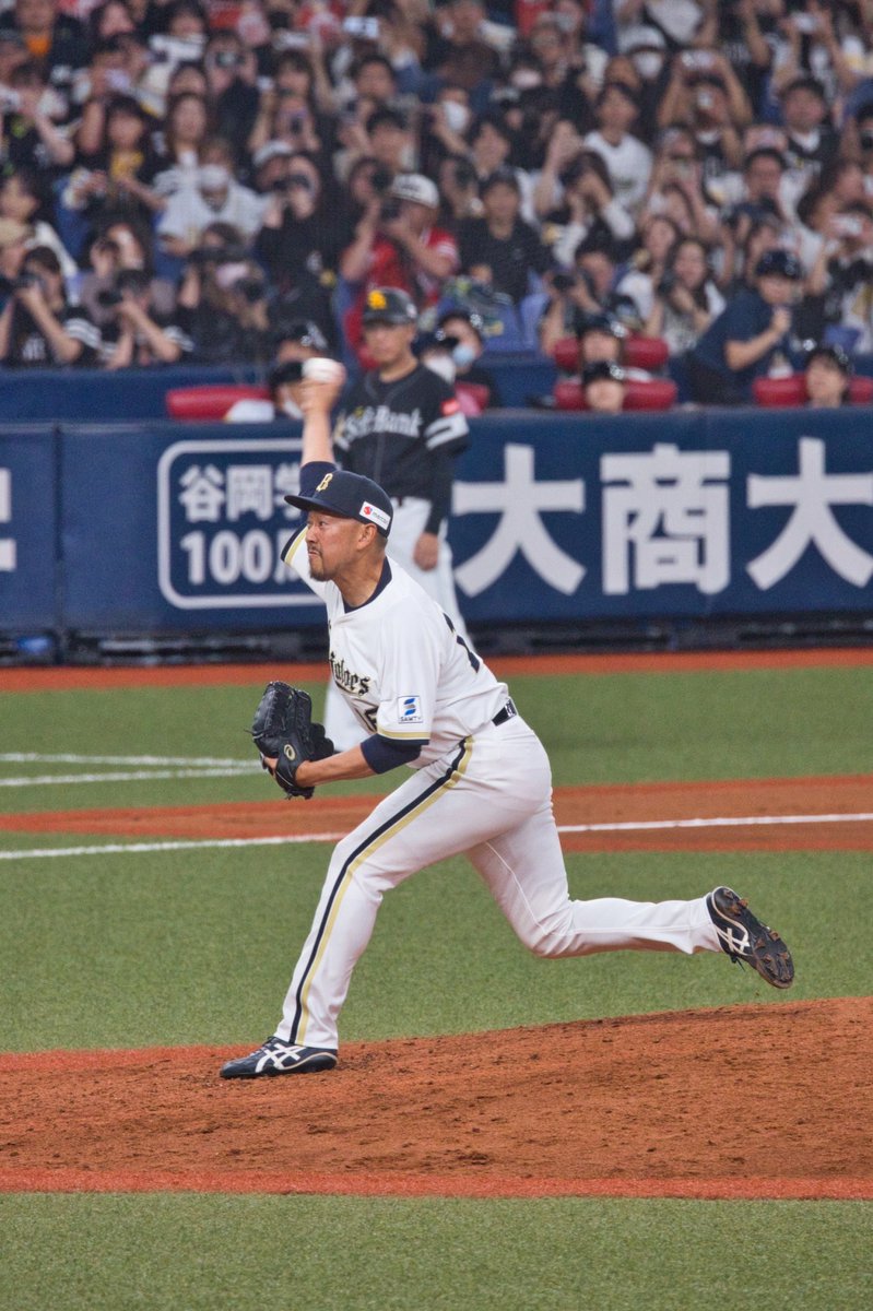 KSU_p_r's tweet photo. 本学卒業生、オリックス・バファローズ 平野佳寿投手の引退セレモニーに京産大関係者が参加しました💐

🔗https://t.co/68DcSTOSBe

関西六大学野球リーグでの通算勝利・奪三振記録はいまなお不滅。日米で守護神として輝き続けた「ラストワーニング」の勇姿を見届けることができ、胸がいっぱいになりました。

そしてセレモニー後には、学生・教職員の熱いメッセージが入った寄せ書きフラッグをお渡しすることができました🚩

平野投手、改めて21年間、本当にお疲れ様でした！次のステップもチーム京産大で応援しています💪

#京都産業大学 #平野佳寿 #オリックスバファローズ