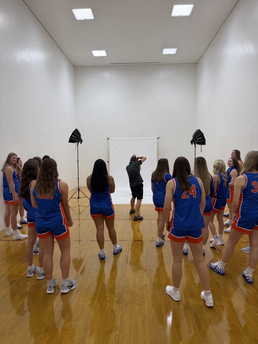 UWPlattWBB's tweet photo. Starting the week strong‼️ 💪🏀🔥
Media Day + leadership yesterday & our first non-traditional practice today!! Excited to keep building with this group 🤩💙🧡
🔹#RememberYourWhy 🔸#SwingTheAxe ⛏️ https://t.co/5tJDuCDc9x