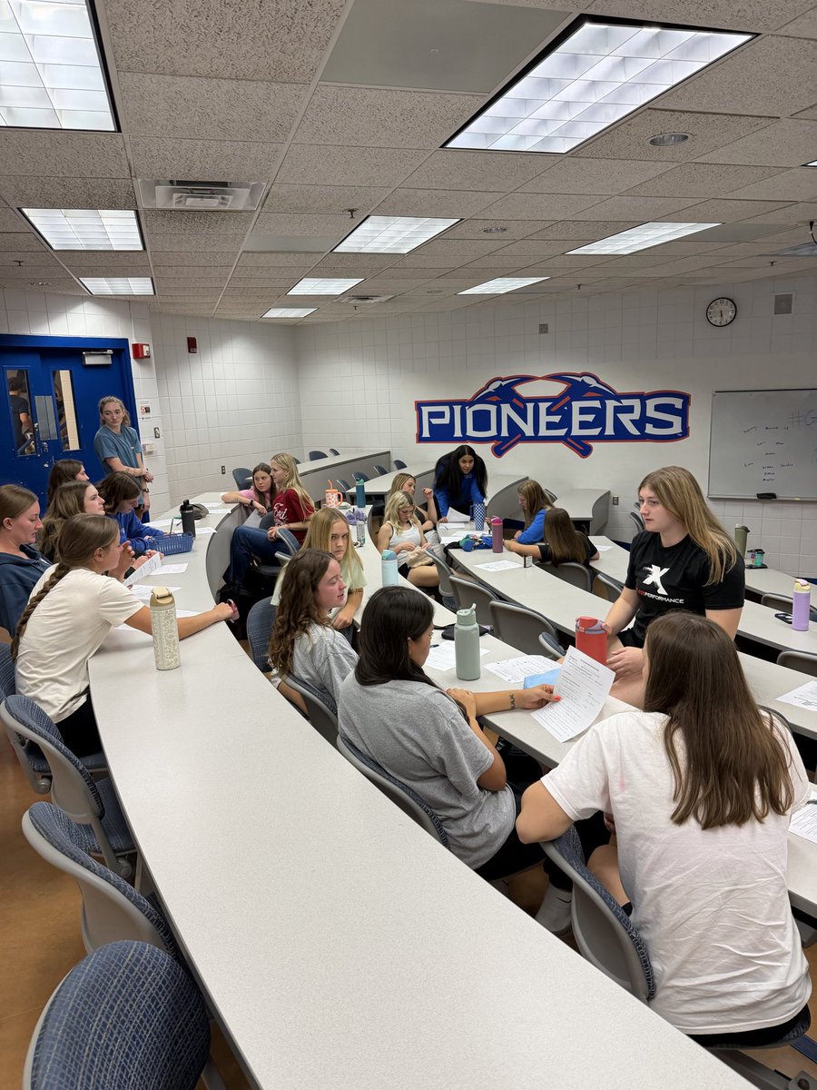 UWPlattWBB's tweet photo. Starting the week strong‼️ 💪🏀🔥
Media Day + leadership yesterday & our first non-traditional practice today!! Excited to keep building with this group 🤩💙🧡
🔹#RememberYourWhy 🔸#SwingTheAxe ⛏️ https://t.co/5tJDuCDc9x