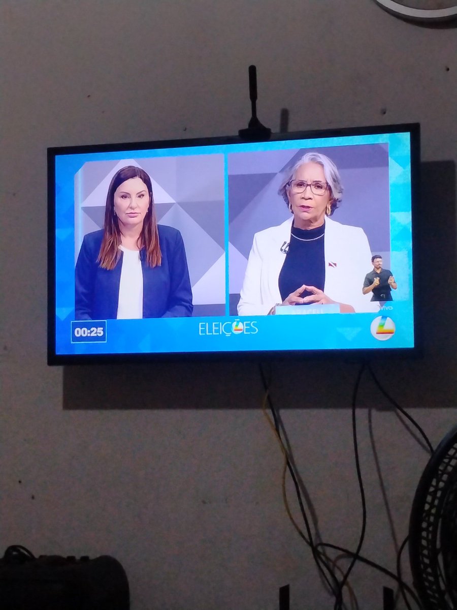 paulinhpsc's tweet photo. Essa Hana parece um robô falando, essa mulher não aprendeu as manias com o Helder? Não queria votar nela, mas é o jeito pq não quero que o Daniel ganhe
#debatetvliberal https://t.co/YnAs7N5Gmb