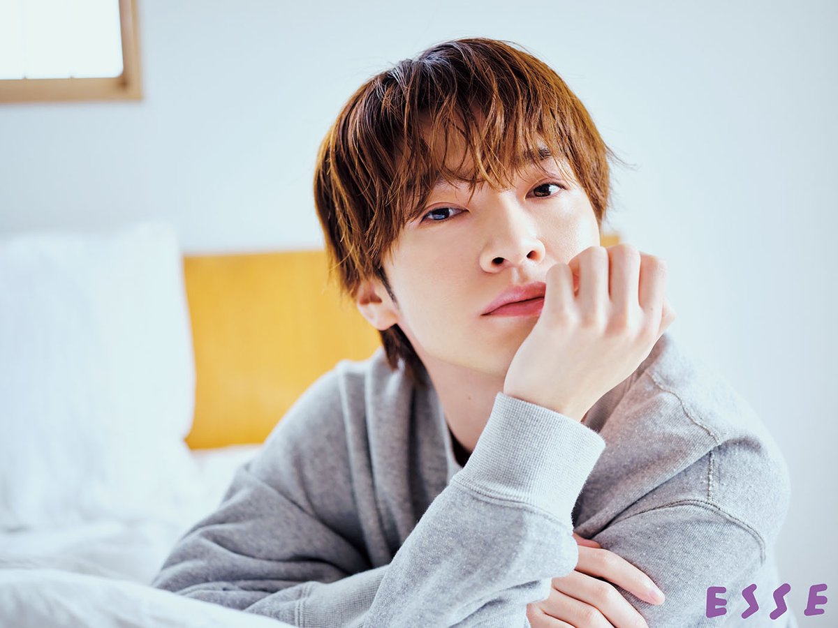 oricon's tweet photo. Snow Man深澤辰哉
バナナマン設楽統と《休日デート》💜
⠀
プライベートでも仲良しの2人が
『ESSE』創刊記念号の表紙に❗️
⠀
ふっかさんの寝起き＆歯磨きから
設楽と待ち合わせ→古着屋で試着まで
プライべート感たっぷりの写真満載📸
⠀
✍🏻インタビュー抜粋
「ファンの方も、こんな気持ちなのかな」
https://t.co/Pxd56KyXPW
⠀
『ESSE』11月号、10/2(金)発売