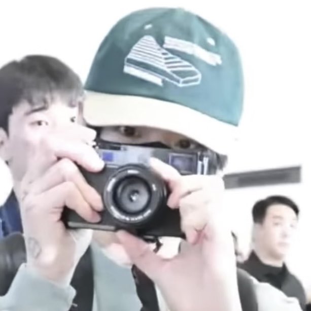 jkcolector's tweet photo. imagine hiring jungkook as your photographer and he’s just like 👁️📸👁️ https://t.co/ZrfnYe9YZD