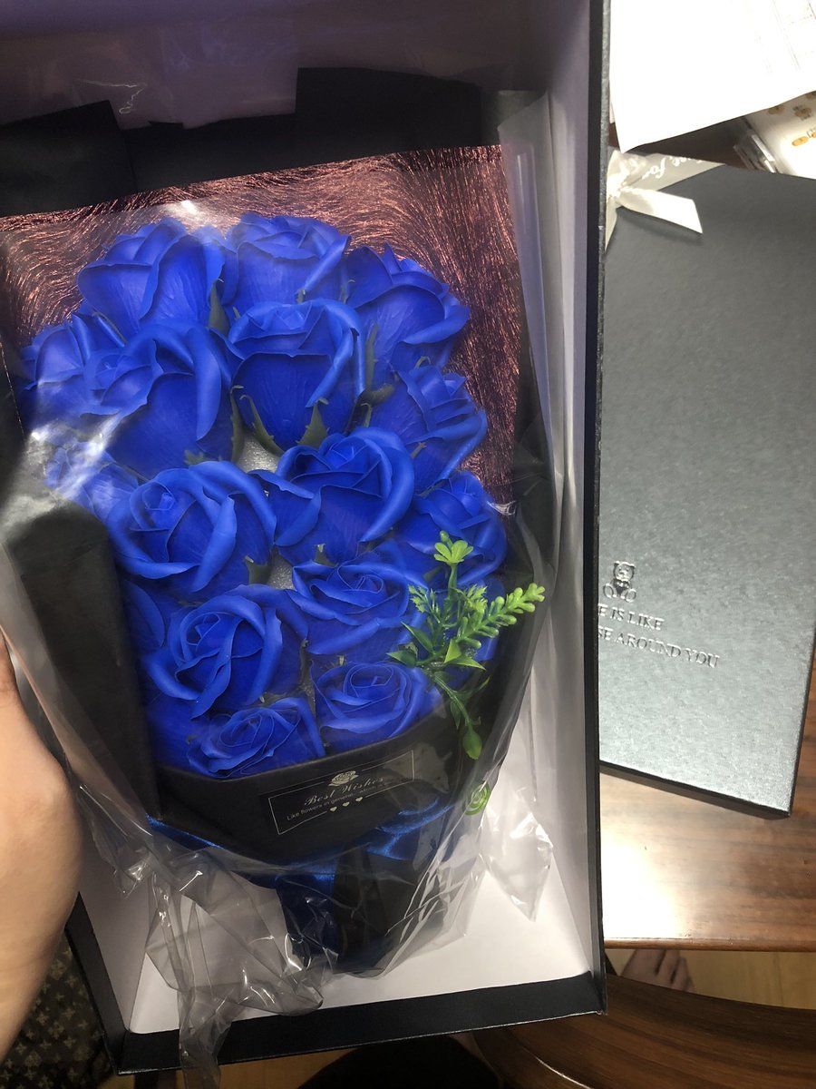 skti_ka's tweet photo. 結婚祝いに旦那ちゃんから青薔薇の花束をプレゼントしてもろやんやが感動が薄い。
発泡スチロール見えとるがな、手加えるか…。 https://t.co/xw1dM5Y9Pi