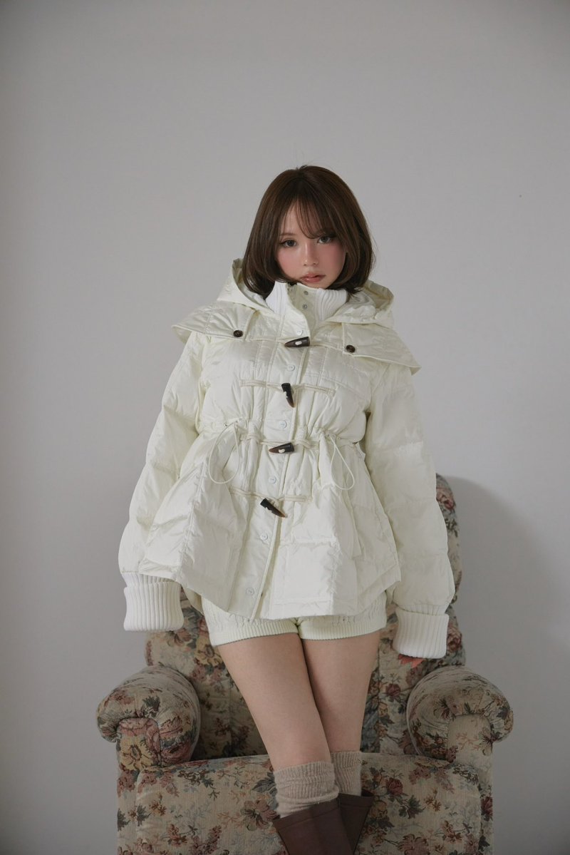 andmaryofficial's tweet photo. Mary quilting down jacket
color white/black
¥33,000-tax in

ダウン80％、フェザー20％を使用した、軽やかで暖かなダウンジャケット。
裾はふんわりと立体的に広がり、女性らしいシルエットに。
肩部分の襟は取り外し可能。

発売日10/3(土)store10:30-web20:00-
instalive10/2(金)19:00-

#andmary https://t.co/grZMHSloAM