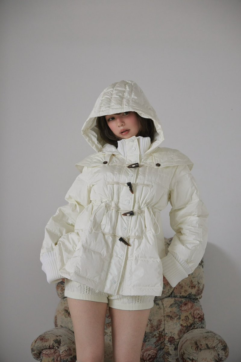 andmaryofficial's tweet photo. Mary quilting down jacket
color white/black
¥33,000-tax in

ダウン80％、フェザー20％を使用した、軽やかで暖かなダウンジャケット。
裾はふんわりと立体的に広がり、女性らしいシルエットに。
肩部分の襟は取り外し可能。

発売日10/3(土)store10:30-web20:00-
instalive10/2(金)19:00-

#andmary https://t.co/grZMHSloAM