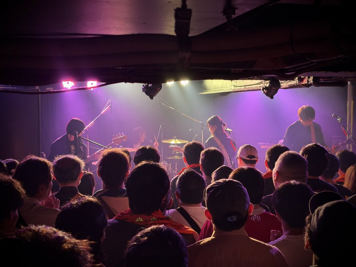 HashimotoEriko_'s tweet photo. 10年ぶりの徳島グラインドハウスでライブでした！ツアー初日感まんさいのライブで大興奮。同じ年同じ日に生まれたで有名な２人、あっこちゃんとやすおさんも見に来てくれた！写真撮るテンションに悩んで爆笑。まるでお祭りの初日でした😆
今日は岡山、いい天気！
体がばきばきです
エビスヤプロです！ https://t.co/eMK1s9Bzbw
