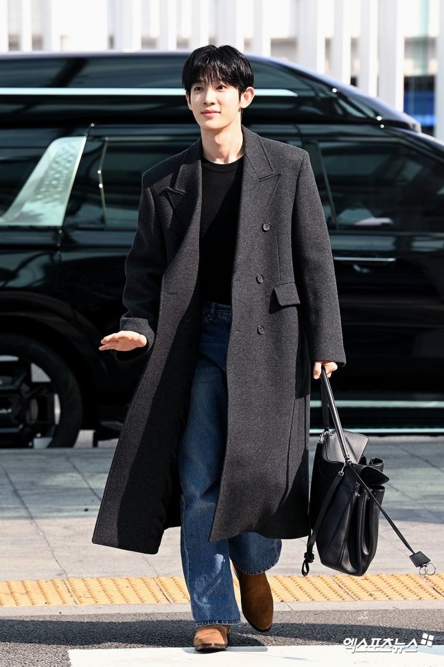 parksiwoo_ph's tweet photo. Siwoo making his way to Paris for Fashion Week. Already looking effortlessly charming on his way to the City of Love! ✨️

📸 엑스포츠뉴스
https://t.co/Nm6ZXz3bUO
https://t.co/qy05RqRptW
https://t.co/vxG5kY02lp

PARK SIWOO IN PARIS
#PARKSIWOO
#PARKSIWOOPFWSS27 https://t.co/0gNGAaDq0V