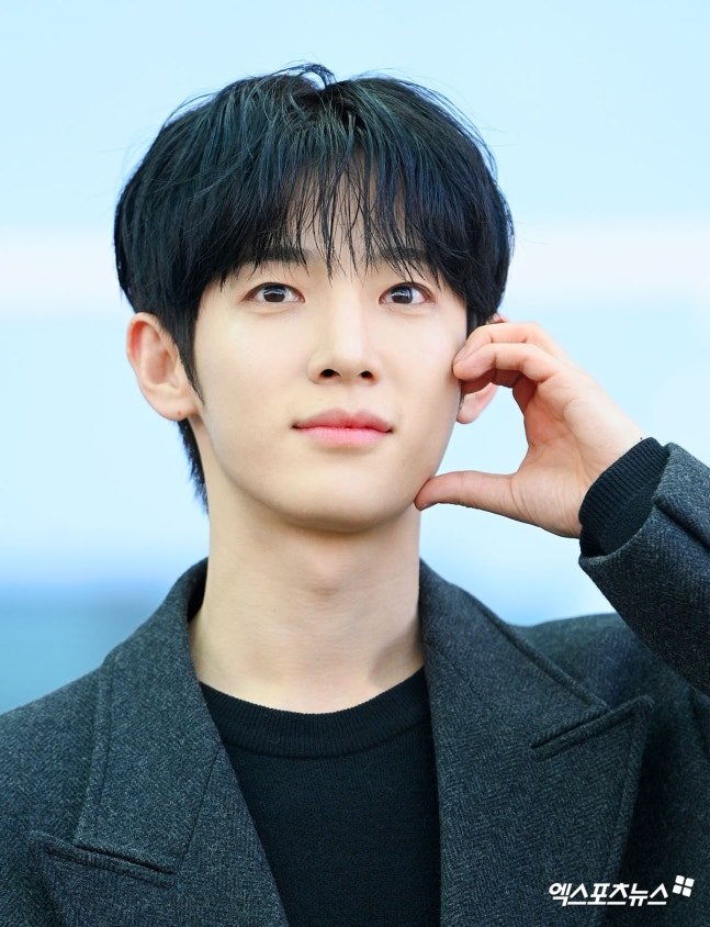 parksiwoo_ph's tweet photo. Siwoo making his way to Paris for Fashion Week. Already looking effortlessly charming on his way to the City of Love! ✨️

📸 엑스포츠뉴스
https://t.co/Nm6ZXz3bUO
https://t.co/qy05RqRptW
https://t.co/vxG5kY02lp

PARK SIWOO IN PARIS
#PARKSIWOO
#PARKSIWOOPFWSS27 https://t.co/0gNGAaDq0V