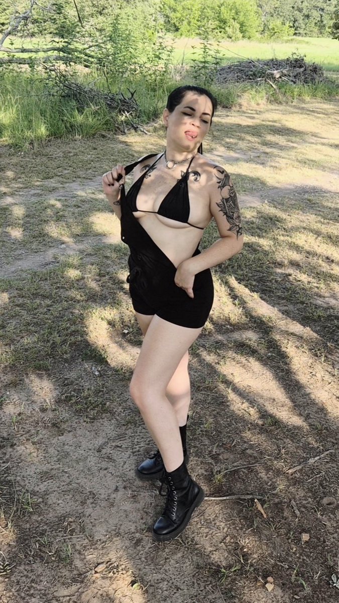 lilgothess's tweet photo. Gone fishing, but I'm the catch of the day 🎣😜 https://t.co/KmXLWSLJ8s