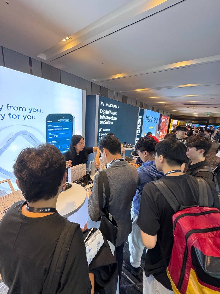 BondSuperApp_'s tweet photo. We are off to a strong start at KBW!

If you’re here in Seoul, come visit the Bond team at Booth 33 in the B1F Grand Booth Hall. 

We have some exciting merch up for grabs, so stop by to find out how to get them. https://t.co/xqBg3YlmDL