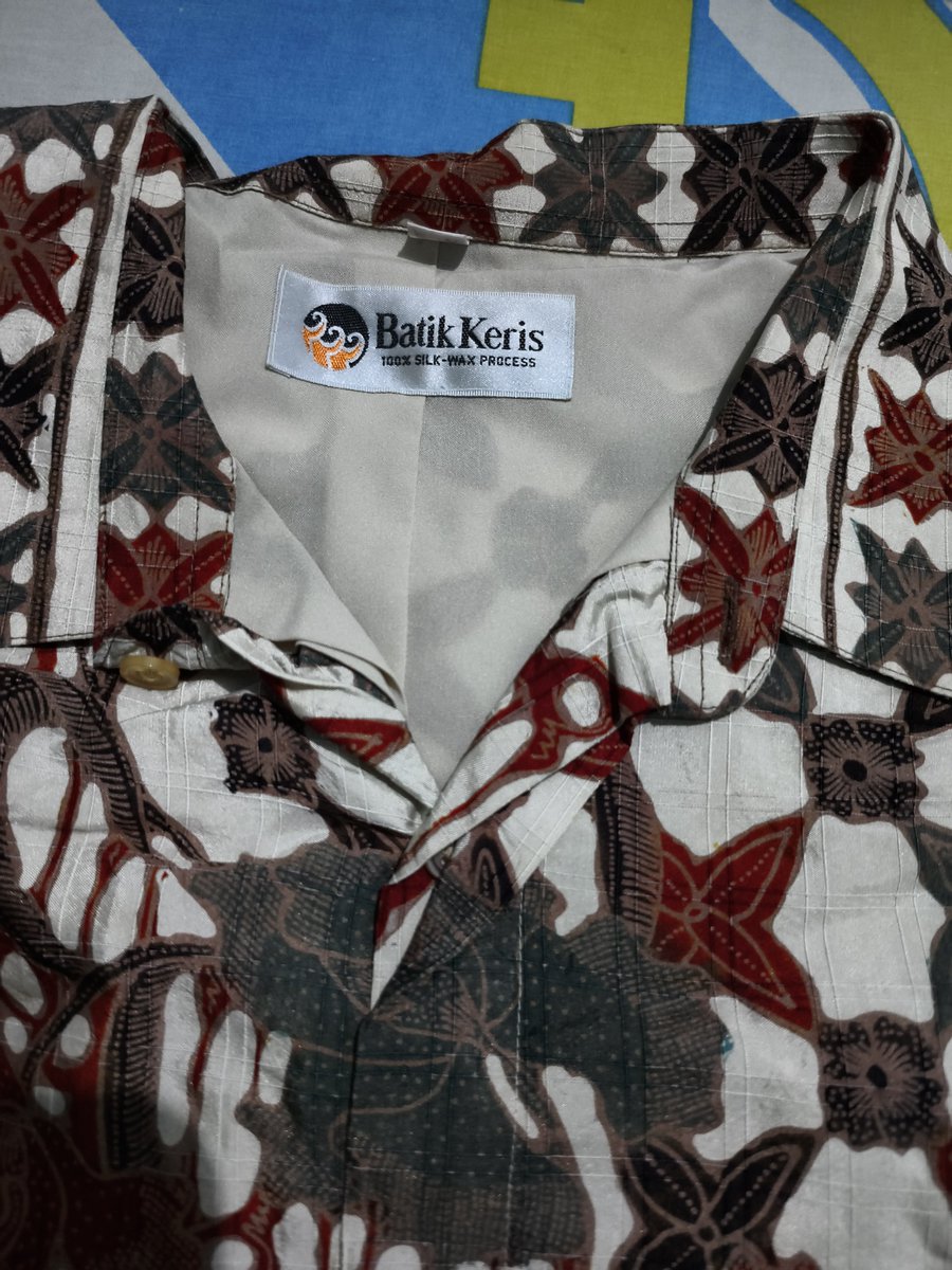 ayntx_'s tweet photo. anw ada yang paham dunia perbatikan kah? iseng buka² lemari lama malah salfok sama batik alm ayah ini dan jadi keinget salah satu kejadian pas sma dulu. https://t.co/xJZBOto6Wj