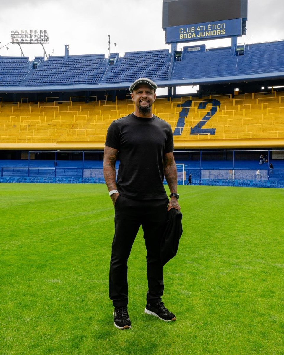 UniversoBoca12's tweet photo. ✅🏟️ VISITA DE LUJO EN LA BOMBONERA
🤝 Felipe #Melo 🇧🇷 visitó el templo, recorrió las instalaciones y se llevó de regalo una camiseta firmada por Leandro #Paredes.
UN BOSTERO MAS 💙💛💙
#BocaJuniors https://t.co/XLSpqT3qGI