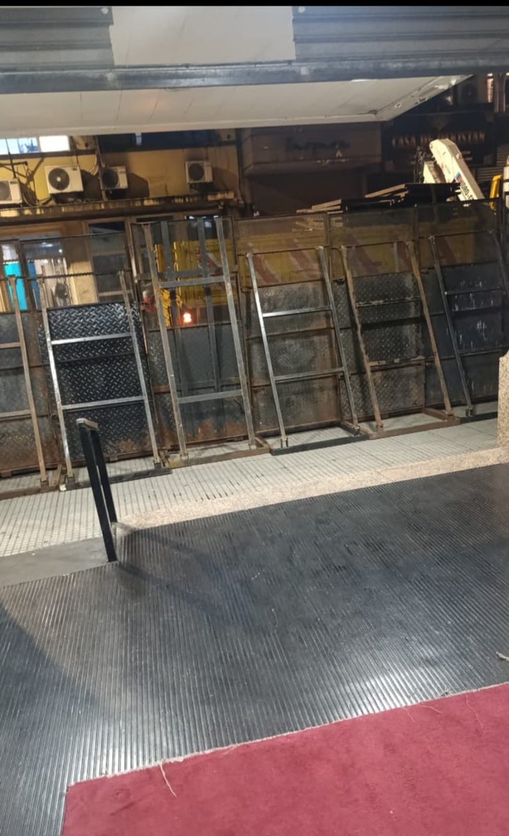 MercedesCabezas's tweet photo. #URGENTE
Vallaron la obra social #OSFA en Paso 551, horas antes de que venzan más de 600 contratos de trabajadores y trabajadoras.
¿Por qué tienen tanto miedo? El mismo dinero que gastan en vallas podrían invertirlo en atención para los pacientes oncológicos que NO ESTÁN RECIBIENDO SU MEDICACIÓN.
El odio que le tienen a la gente no tienen límites. Son miserables.
#ATE va a seguir en la calle, les guste o no.