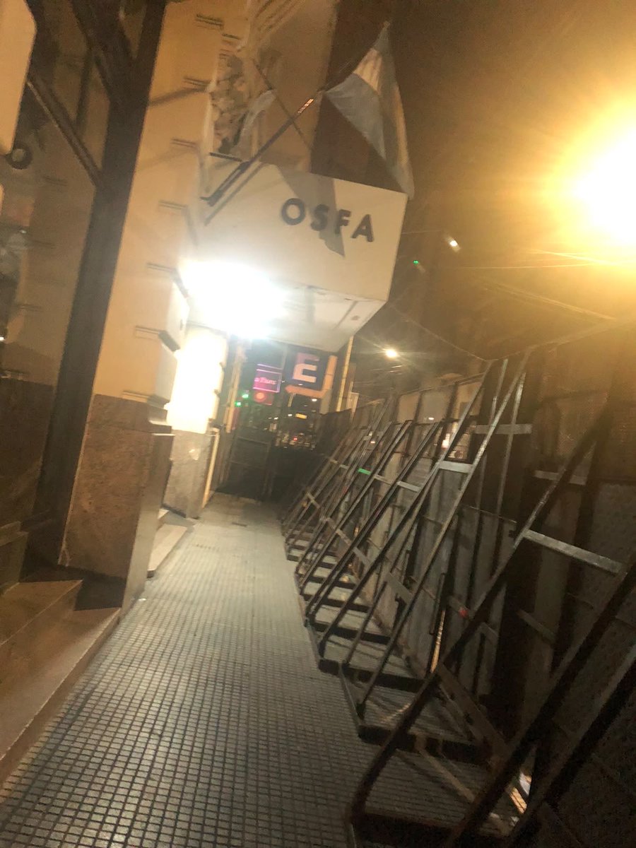 MercedesCabezas's tweet photo. #URGENTE
Vallaron la obra social #OSFA en Paso 551, horas antes de que venzan más de 600 contratos de trabajadores y trabajadoras.
¿Por qué tienen tanto miedo? El mismo dinero que gastan en vallas podrían invertirlo en atención para los pacientes oncológicos que NO ESTÁN RECIBIENDO SU MEDICACIÓN.
El odio que le tienen a la gente no tienen límites. Son miserables.
#ATE va a seguir en la calle, les guste o no.