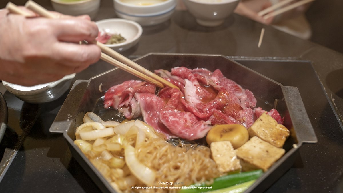 _naSON__'s tweet photo. @Thelove_Euni 스키야키 맛있죵. 😋
저는 샤브처럼 먹는 관동식보다
구워먹는 관서식이 더 좋더라구요. :)

맛있게드세요! https://t.co/Uu7CPvdiHF