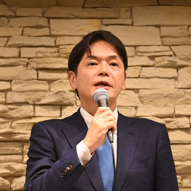 yosikisi's tweet photo. えー！加害者が被害者のとこに戻りたいだって！
被害者は嫌に決まってるやん。
DV野郎は被害者から引き離すのが鉄則だろ！

前横浜市長・山中氏が出馬会見　「加害者として行える対策ある」
https://t.co/xwNNG5mGps https://t.co/V53sYkqico