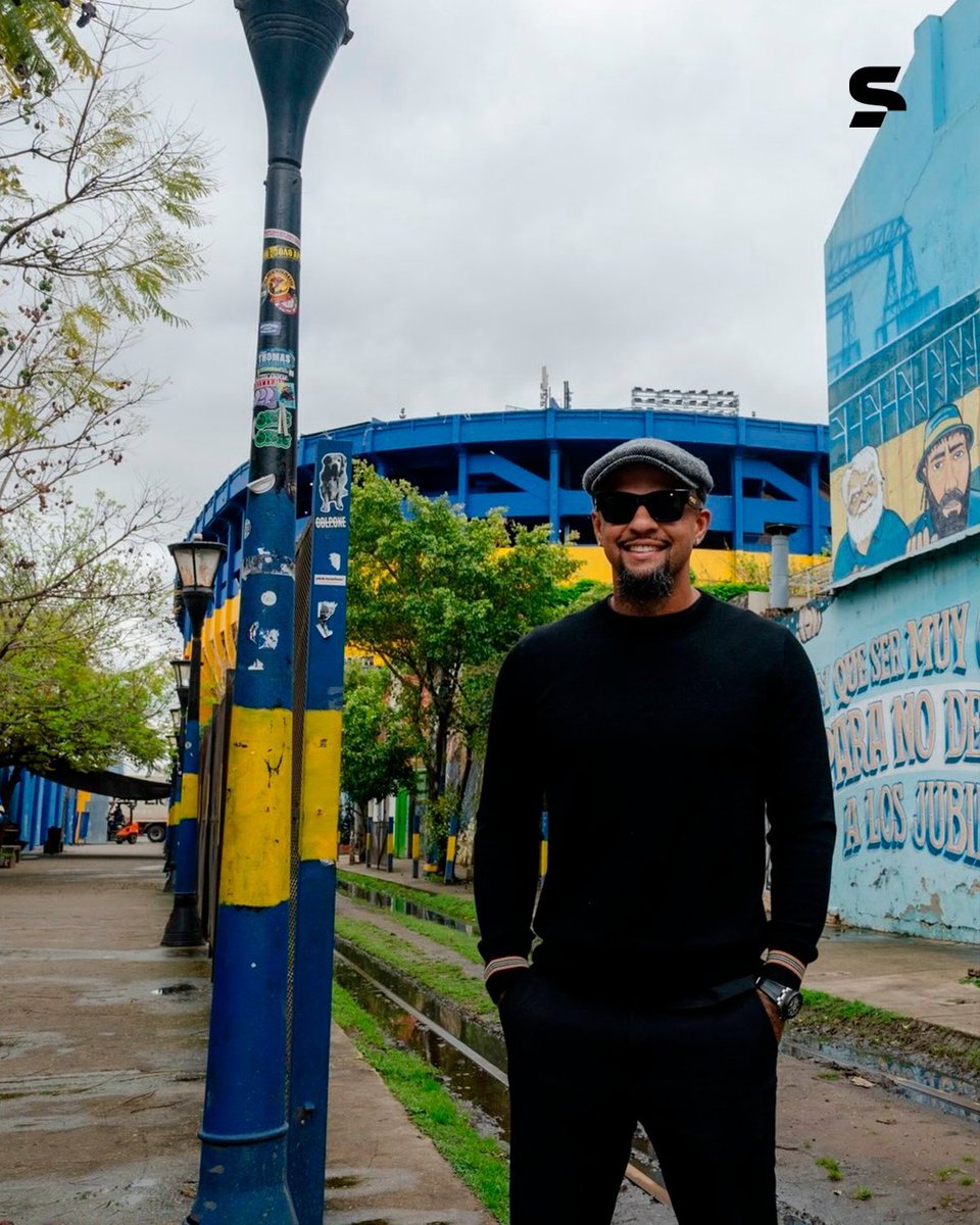 UniversoBoca12's tweet photo. ✅🏟️ VISITA DE LUJO EN LA BOMBONERA
🤝 Felipe #Melo 🇧🇷 visitó el templo, recorrió las instalaciones y se llevó de regalo una camiseta firmada por Leandro #Paredes.
UN BOSTERO MAS 💙💛💙
#BocaJuniors https://t.co/XLSpqT3qGI