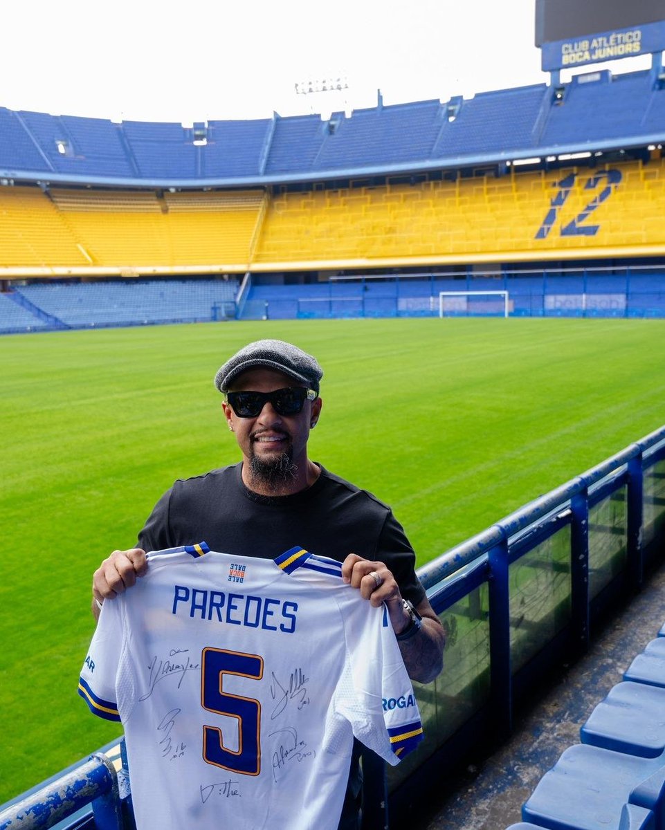 UniversoBoca12's tweet photo. ✅🏟️ VISITA DE LUJO EN LA BOMBONERA
🤝 Felipe #Melo 🇧🇷 visitó el templo, recorrió las instalaciones y se llevó de regalo una camiseta firmada por Leandro #Paredes.
UN BOSTERO MAS 💙💛💙
#BocaJuniors https://t.co/XLSpqT3qGI