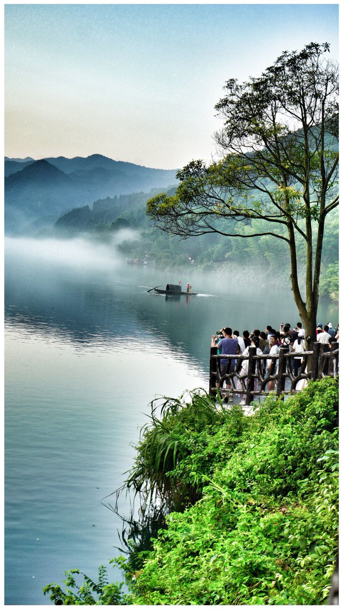bagjeongdu3's tweet photo. Chasing waves by the misty Wei River, with bold stone markers standing by the shore—raw vibes only! https://t.co/y6KVVy9rFX