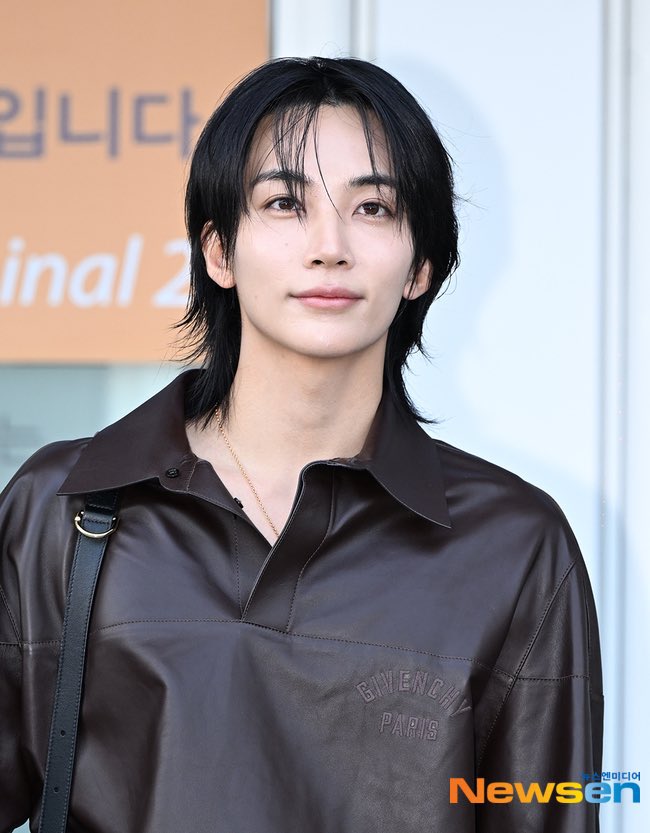 coupslovre's tweet photo. jeonghan will be heading back to paris for fashion week! oh my god after years, we’re finally going to see him there again 😭 https://t.co/W5tcHKCRtJ